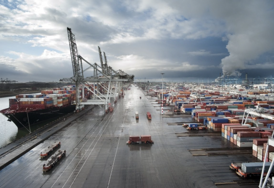 从一箱难求到打折甩卖，海运价格暴跌70%，航运巨头警告：全球贸易正在衰退