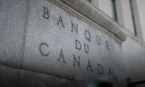 加拿大央行维持关键利率稳定，但面对通胀等因素仍需谨慎