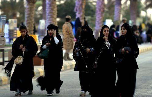 （圖片：越來越多沙特女性走上街）