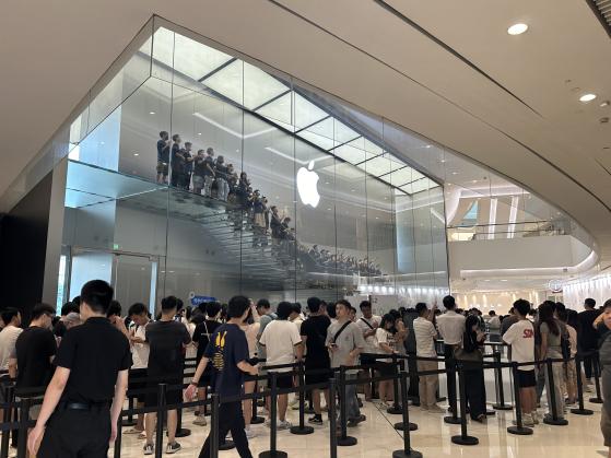 实探华为苹果新品开售现场：MateXT上线秒售罄，iPhone16黄牛加价300元起回收