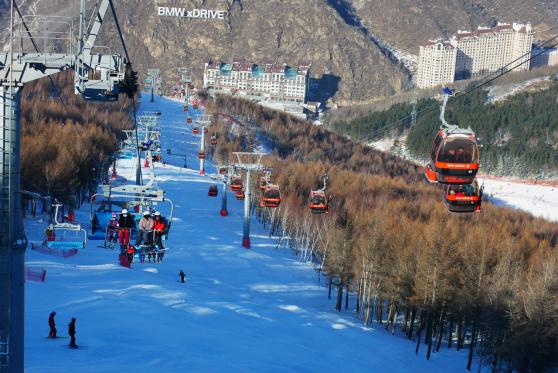 空降当董事！俞敏洪入股张家口一滑雪小镇，新东方文旅分公司已开了近20家
