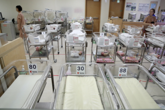 生育率倒数第一的韩国：幼儿园变养老院，结婚礼堂办葬礼