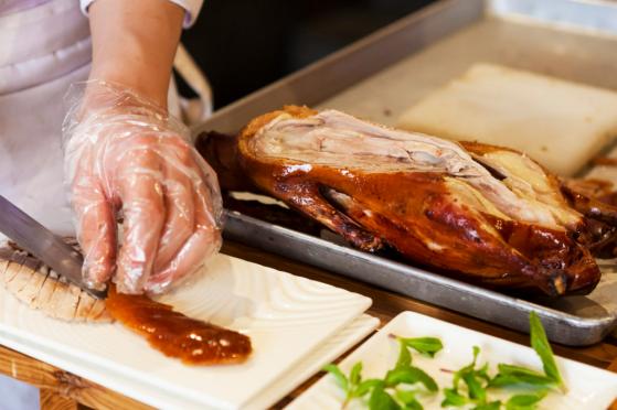 上市餐饮老字号上半年业绩分化：全聚德净利微增，西安饮食仍亏损